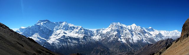 La chaîne de l'Annapurna depuis le nord-est ; de gauche à droite : l'Annapurna II et IV (proches l'un de l'autre), un col majeur, l'Annapurna III et le Gangapurna, l'Annapurna I.