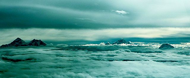 De gauche à droite: les sommets du Mont Everest et Lhotse, puis Makalu, et Chamlang sur le côté droit.