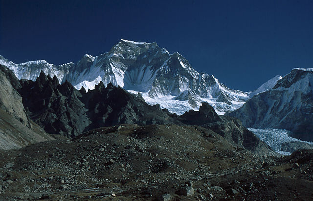 Vue aérienne du Shishapangma (à gauche) depuis l'est.