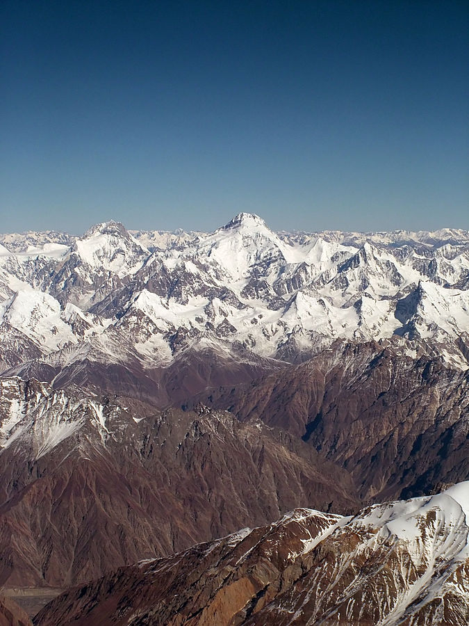 Vue aérienne des Karakorams: Yukshin Gardan Sar (à gauche) et Kanjut Sar (centre)