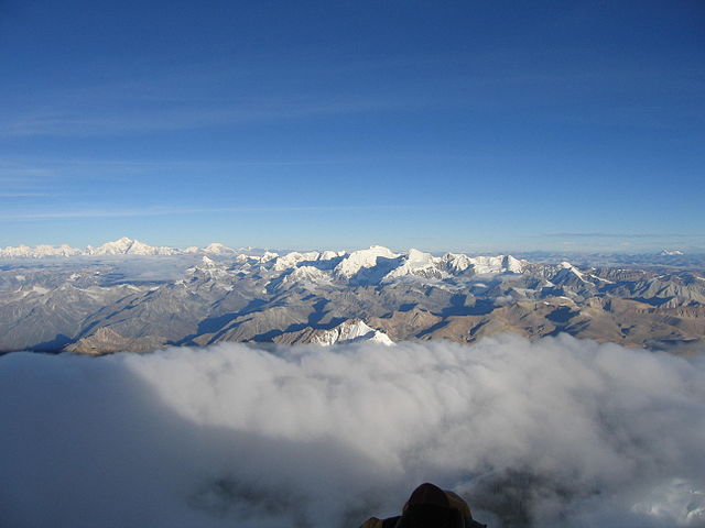 Labuche Kang (Centre) et Shishapangma (à gauche), vue de Cho Oyu