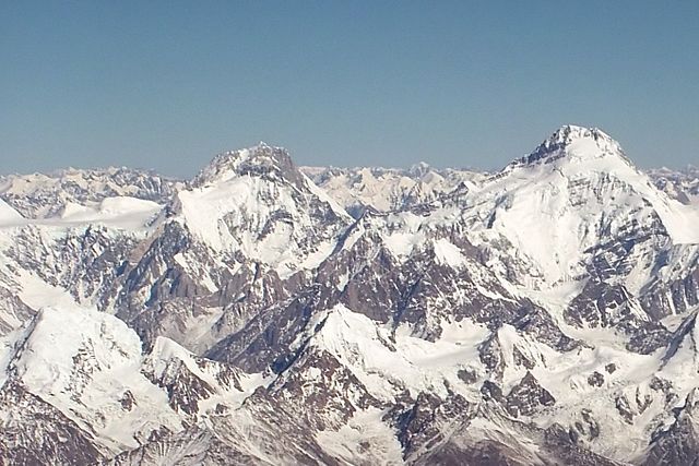 Yutmaru Sar et directement derrière Yukshin Gardan Sar (à gauche) et Kanjut Sar (à droite)