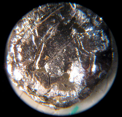 Un petit disque d'Américium-241 vu au microscope.