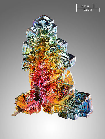 Cristal artificiel de Bismuth. L'irisation est due à une couche très mince d'oxydation.