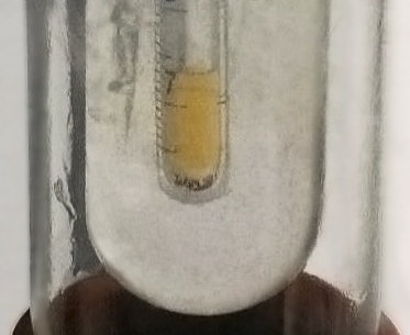 Un tube contenant du fluor dans un bain de liquide cryogénique.