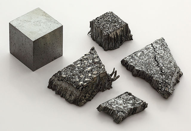 Lutécium sublimé dendritiques et cube de 1 cm³.