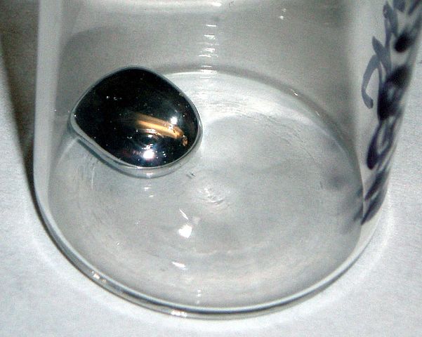 Goutte de mercure dans un bécher.
