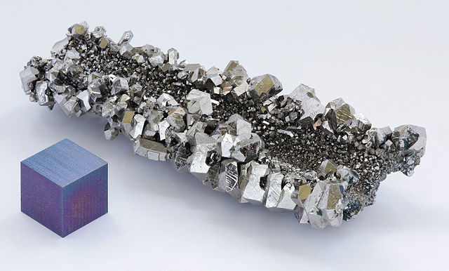 Cristaux de Niobium et cube de Niobium anodisé, bleu de 1cm³.