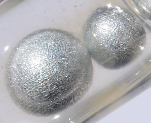 Perles de potassium dans de l'huile de paraffine.