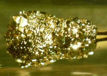 Cristal de Protactinium, préparé par le  processus van Arkel.
