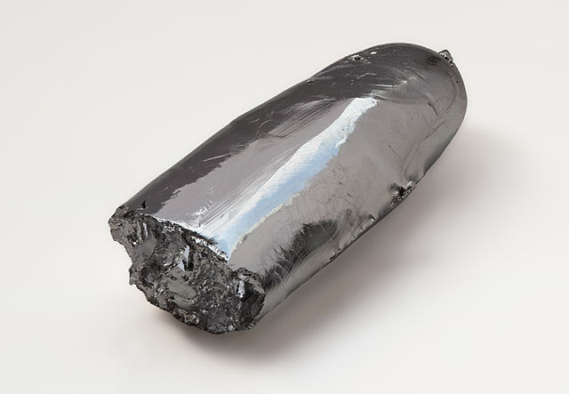 Une barre cassée de Ruthénium très pure (99,99 %).