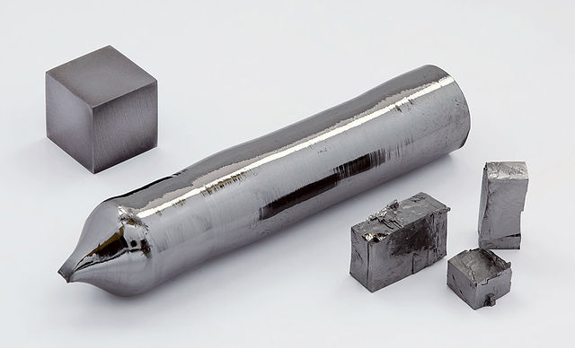 Monocristal de Tantale et cube de Tantale de 1 cm³.