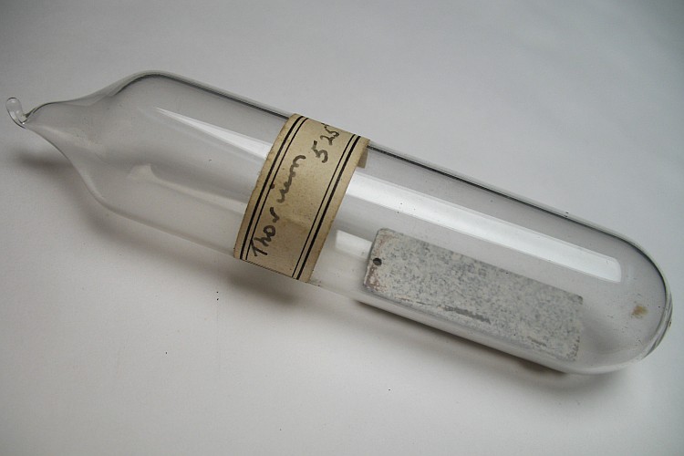 Métal de Thorium corrodé contenu dans une ampoule.