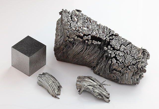 Cristaux dendritiques et cube de 1 cm³ de Thulium.