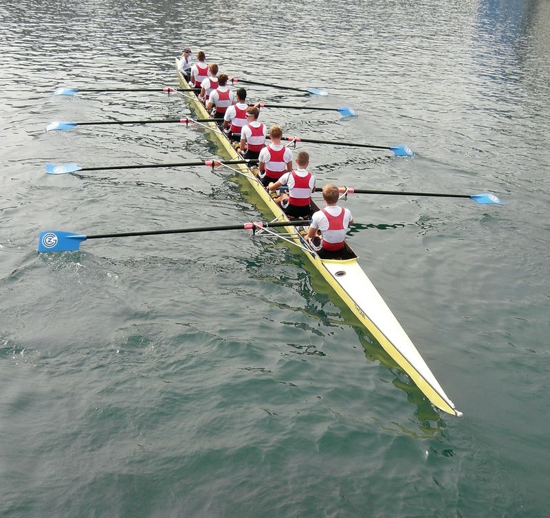 Une course d'aviron sur la rivière de la Reuss, dans la ville suisse de Lucerne.