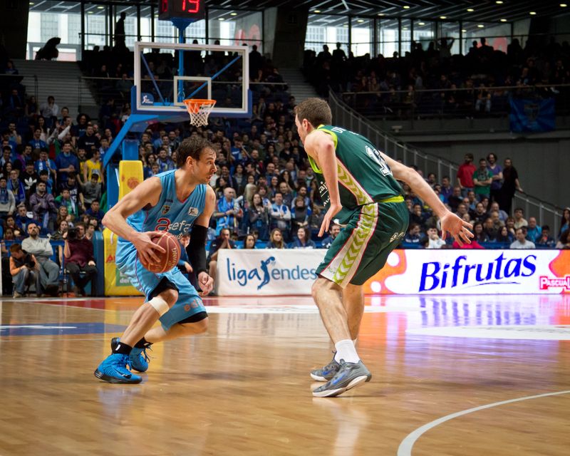 Carl English et Txemi Urtasun s'opposent lors d'un match de basket-ball.