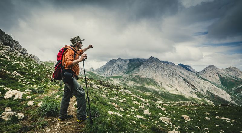 Un randonneur dans les montagnes de Tikejda (Algérie).
