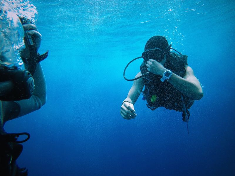 Un homme prend un cours de plongée sous-marine muni d'un équipement de plongée