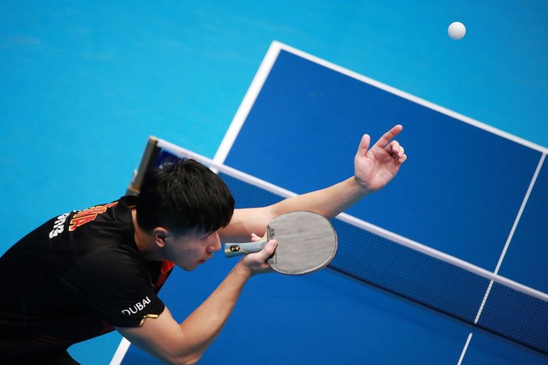 Un joueur de tennis de table joue sur une table de ping-pong